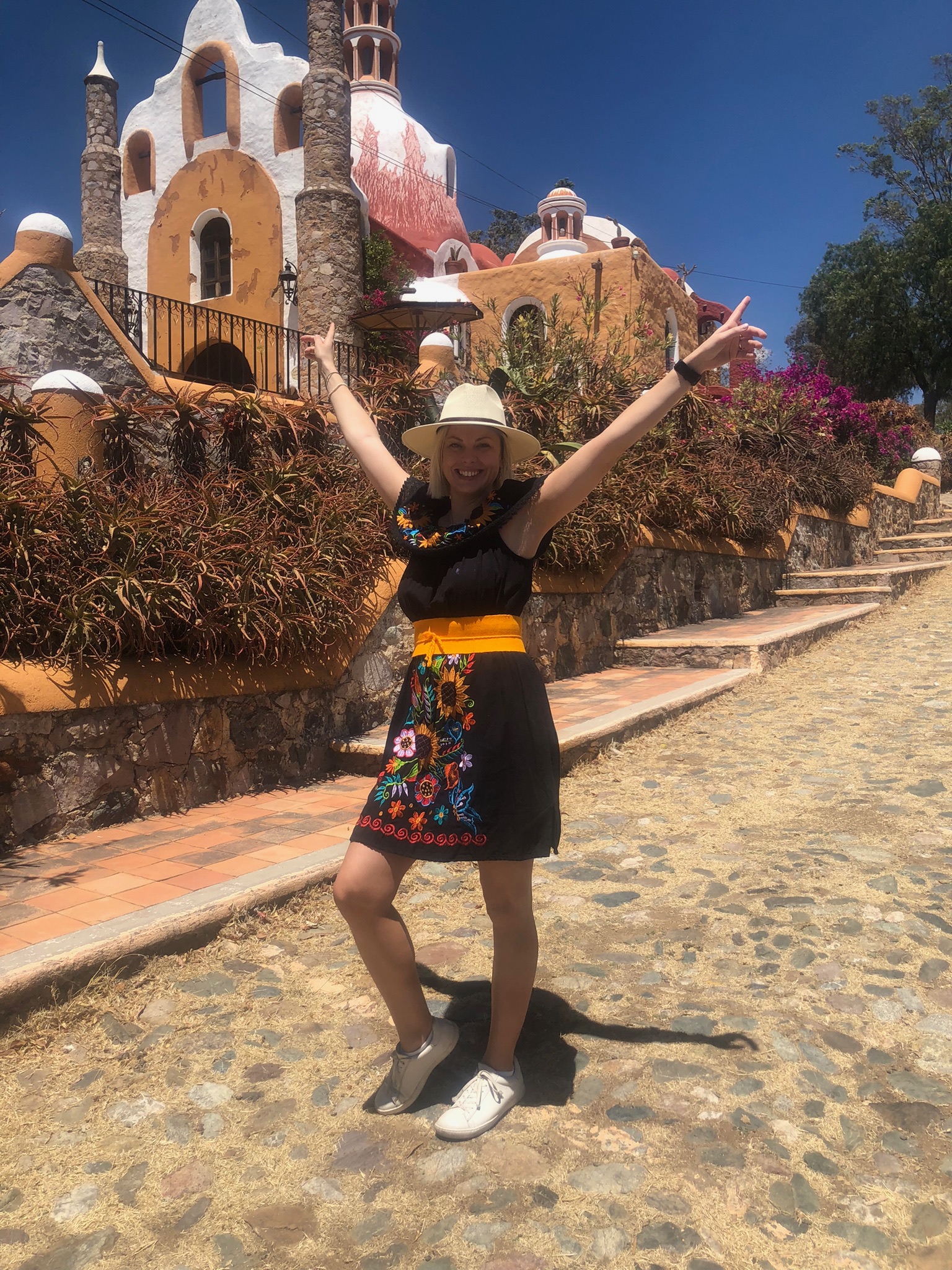 Sandra i tradisjonell meksikansk drakt