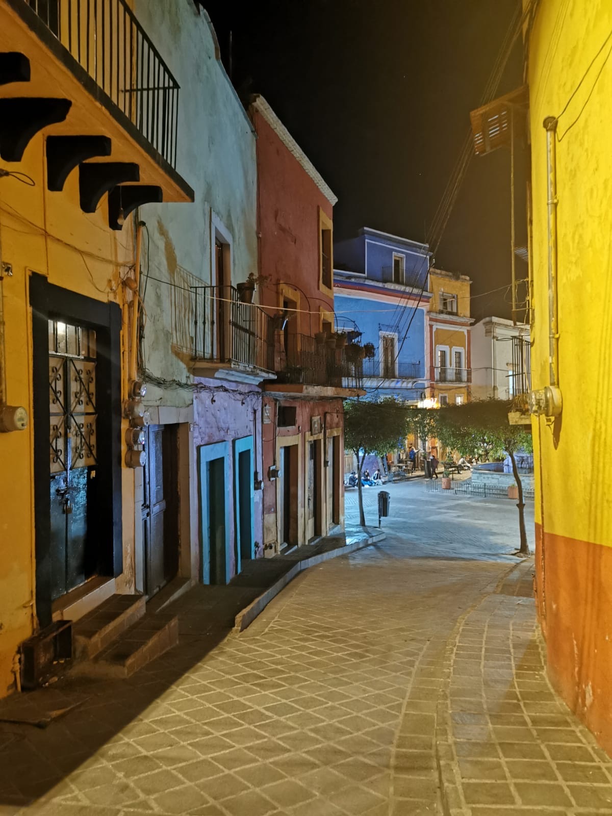 Livlig meksikansk gate om natten