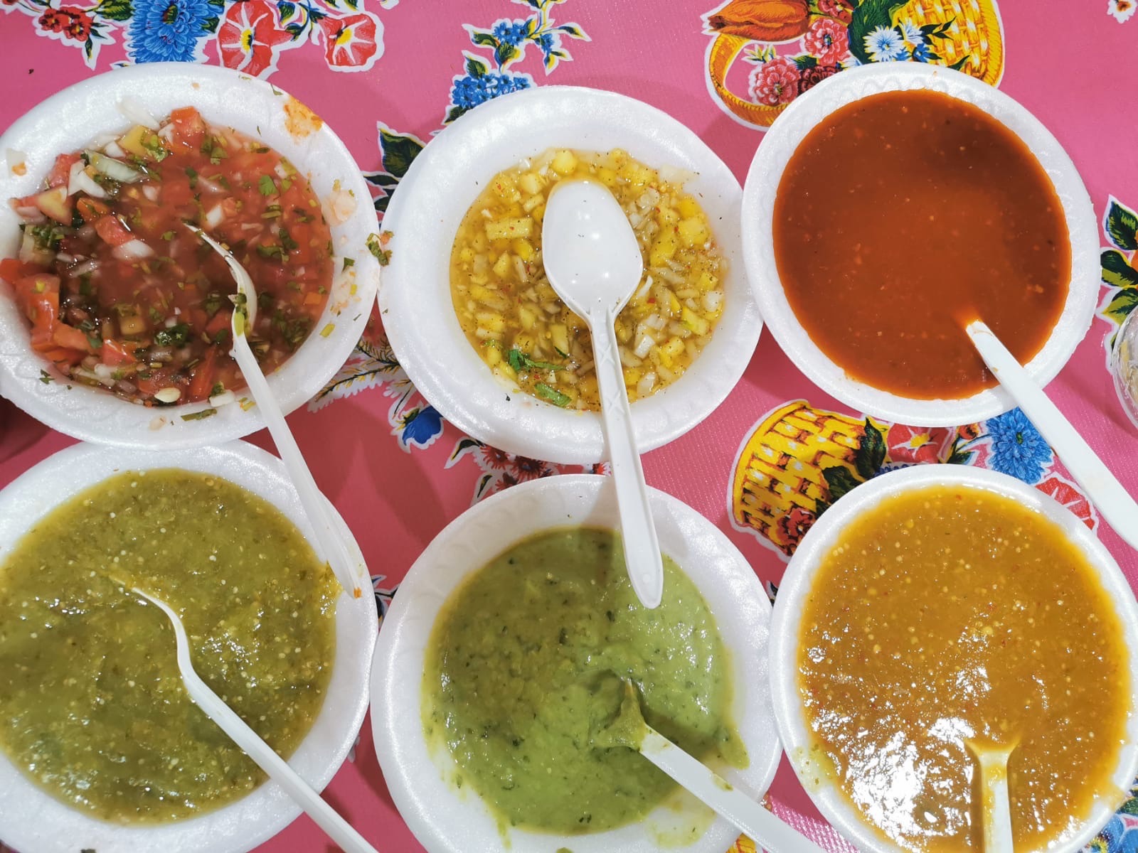 Tradisjonelle meksikanske salsaer i skåler